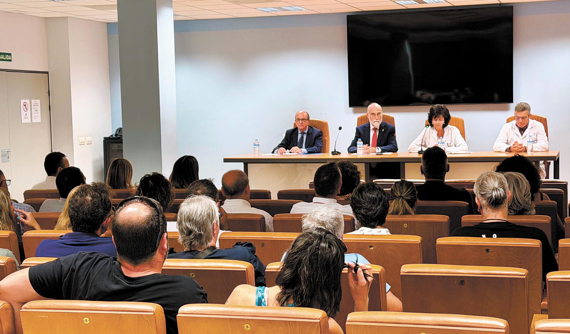 Un momento de la reunión mantenida en el Hospital García Orcoyen