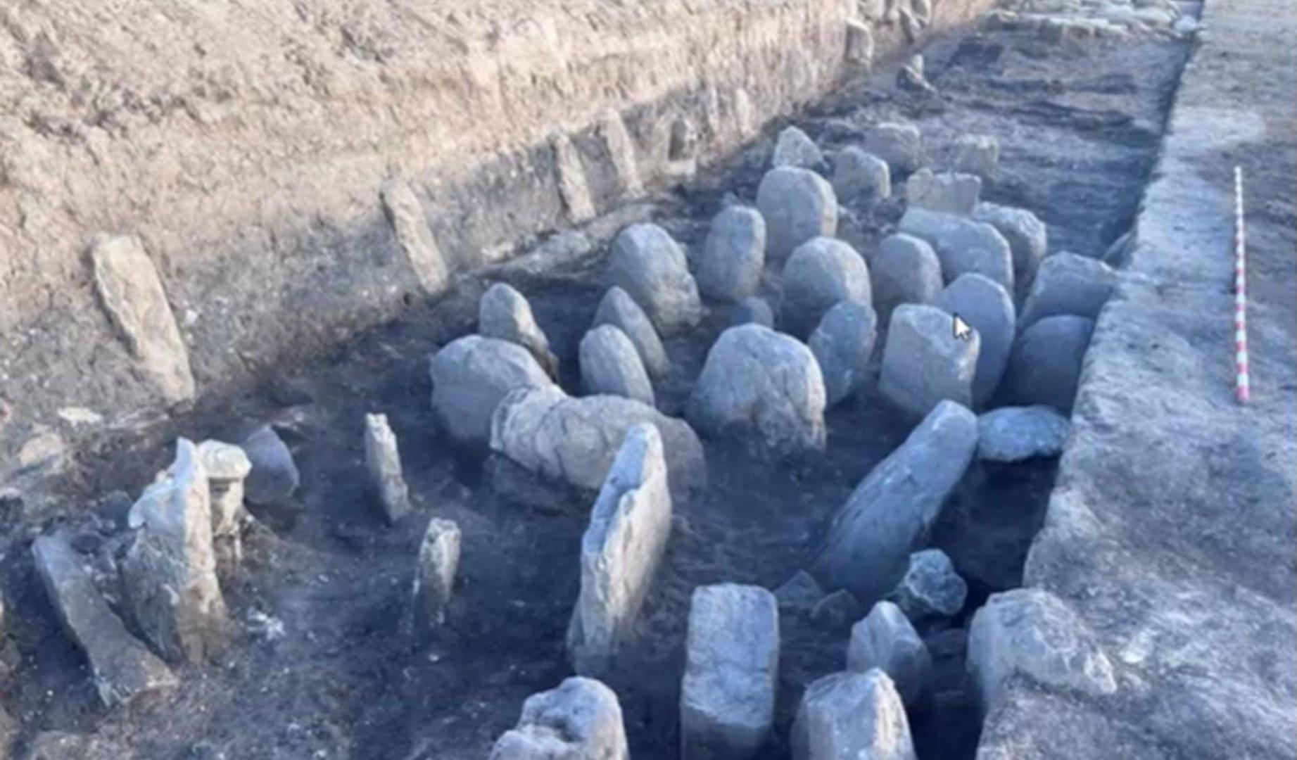 Fotografía que muestra la acumulación de estelas en la necrópolis
