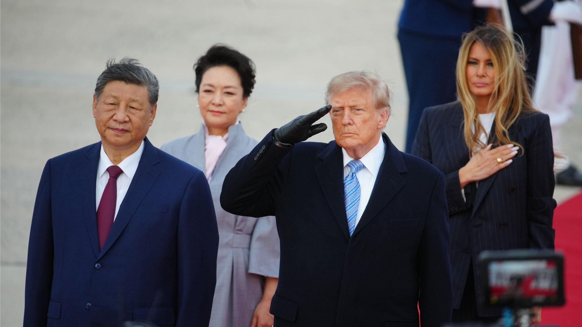 El presidente chino Xi Jinping (izq.), la primera dama china Peng Liyuan (segunda por la izq.), el presidente estadounidense Donald Trump (segundo por la der.) y la primera dama estadounidense Melania Trump (der.), durante el recibimiento a su llegada a EE UU