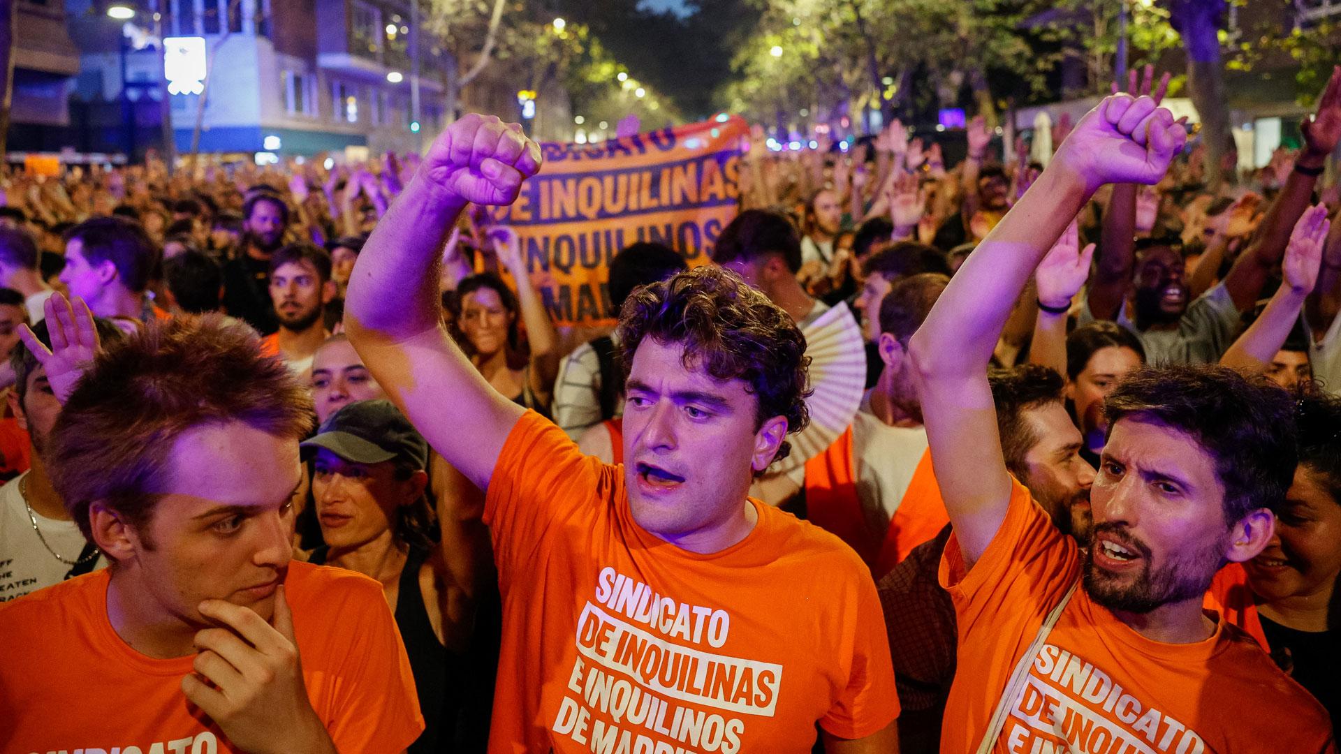 Varios miles de personas se concentraron frente al polémico ático comprado por la Comunidad de Madrid en el barrio de Chamberí para reclamar el "ático de Ayuso para Maricarmen", la anciana de 87 años que ha sido desahuciada de su vivienda