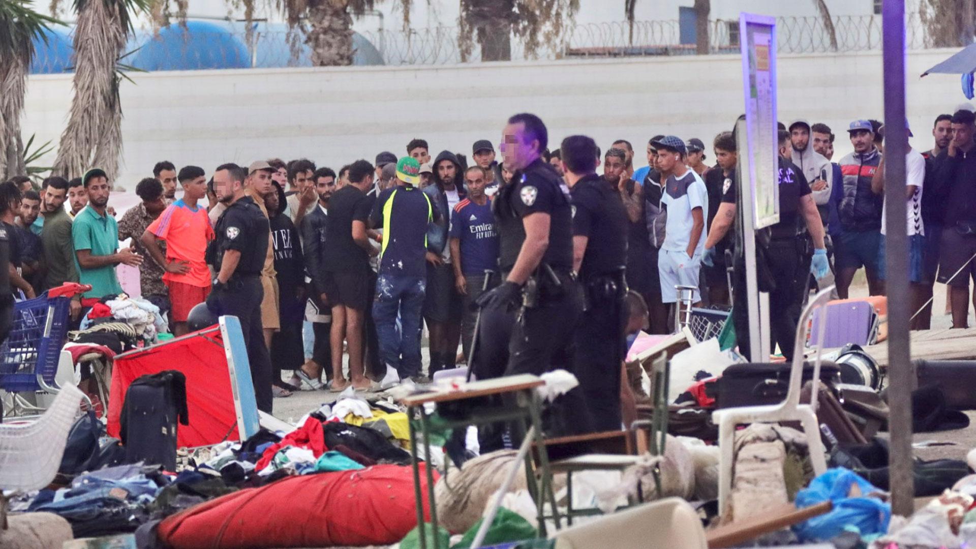 Operación de la policía local para desmantelar la venta ambulante en la playa del Trampolín, en Ceuta