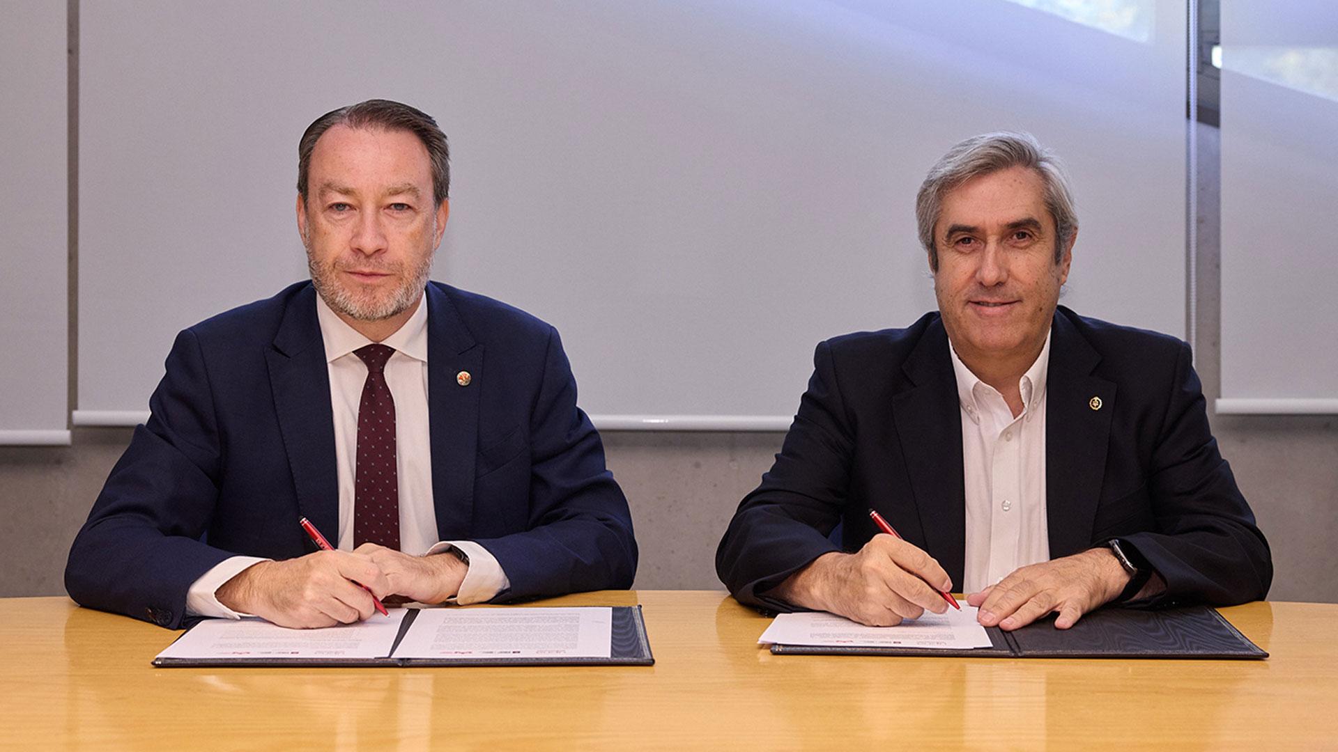 De izda. a dcha., el rector de la UPNA, Ramón Gonzalo; y el decano del Colegio Oficial de Ingenieros Industriales de Navarra, Miguel lriberri Vega