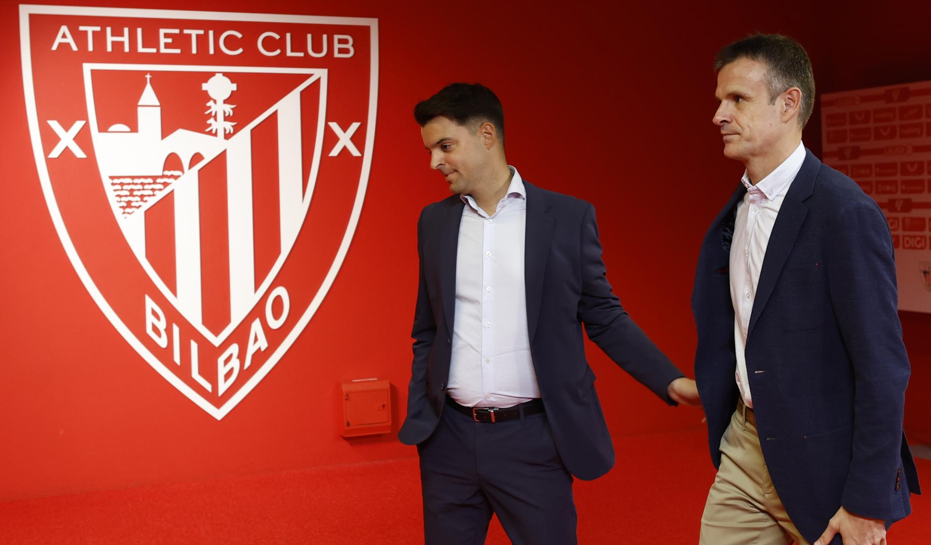 l presidente del Athletic de Bilbao, Jon Uriarte (d), y el director general de Fútbol de la entidad, Mikel González (i), durante la rueda de prensa que ambos han ofrecido este jueves en el Estadio de San Mamés para analizar el inicio de la temporada
