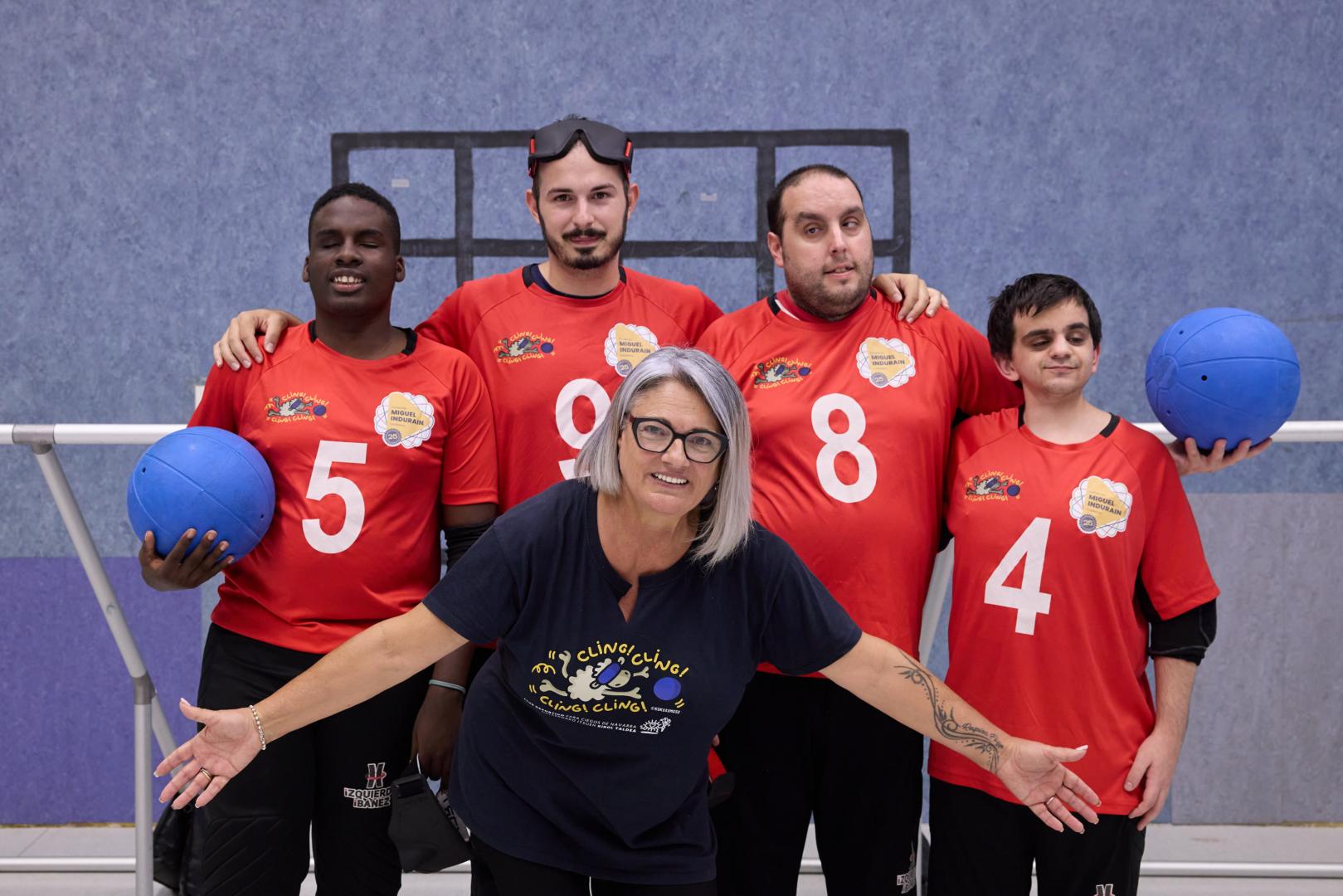 La entrenadora Martina Goñi junto a Dimitri Djampa, Aritz Huarte, Jon Morán e Ibai López, antes de un entrenamiento.