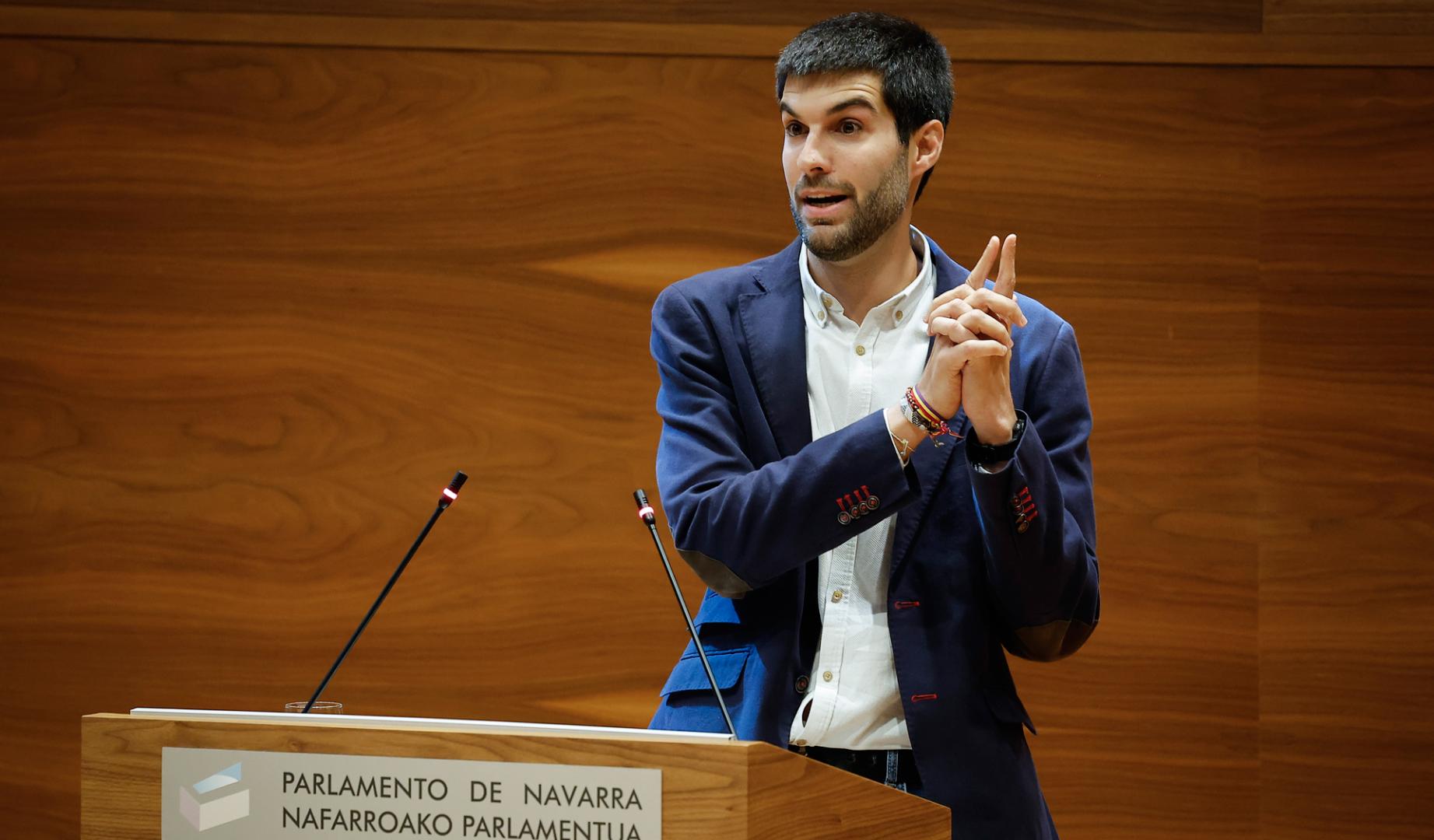El portavoz de Contigo Zurekin en el Parlamento de Navarra, Carlos Guzmán, durante su intervención este jueves en el último Debate de política general sobre el Estado de la Comunidad Foral correspondiente a la XI Legislatura.