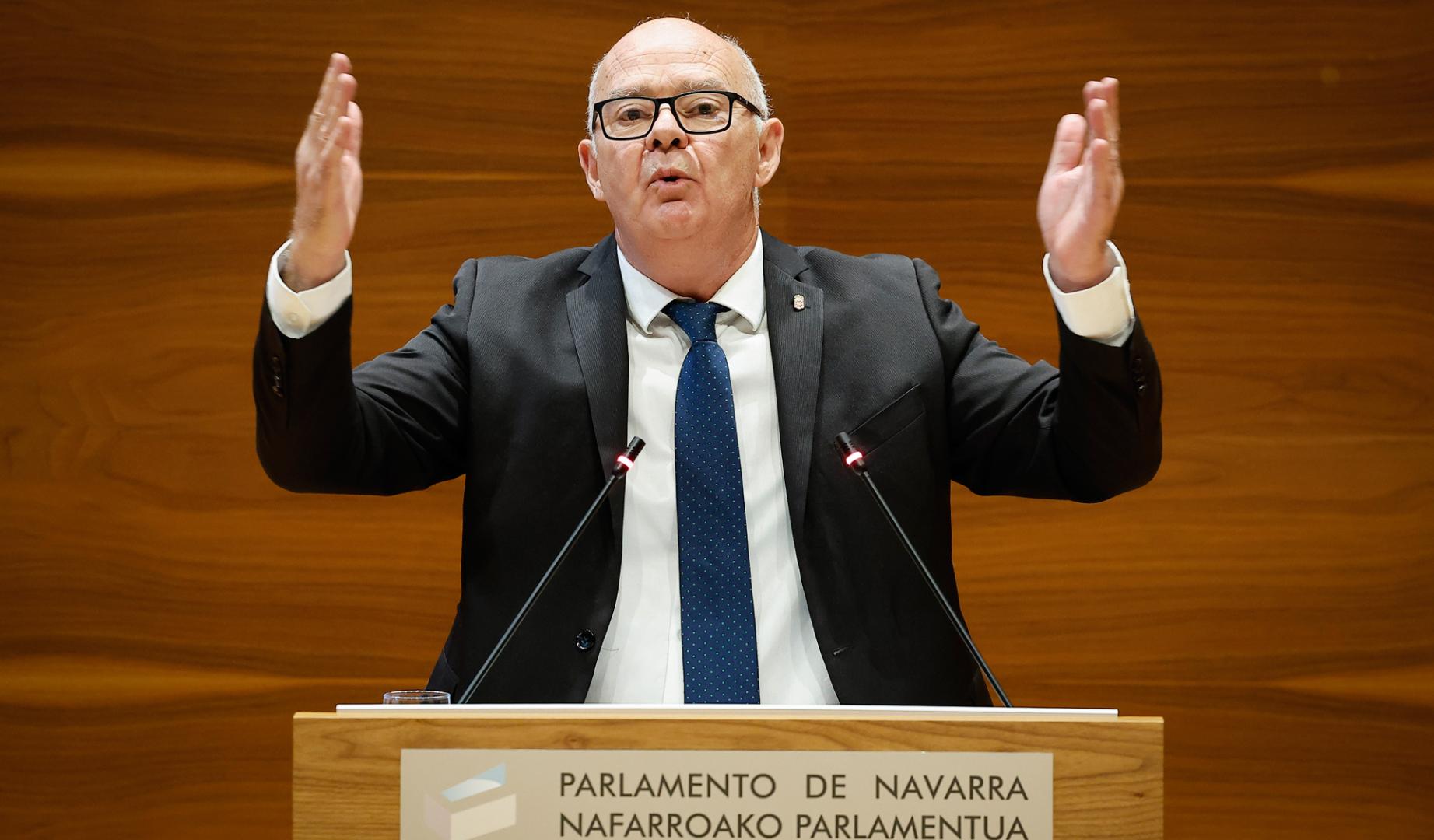 El parlamentario del Grupo Mixto en el Parlamento de Navarra, Emilio Jiménez, durante su intervención este jueves en el último Debate de política general sobre el Estado de la Comunidad Foral correspondiente a la XI Legislatura