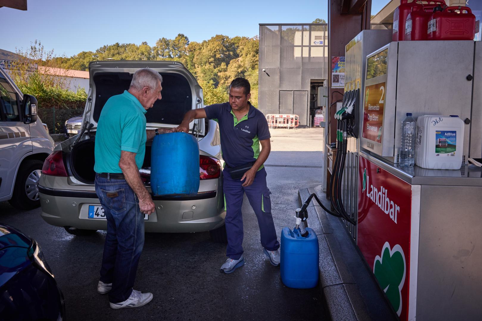 Un ciudadano francés rellena garrafas con gasóleo tras llenar el depósito de su coche en Dantxarinea