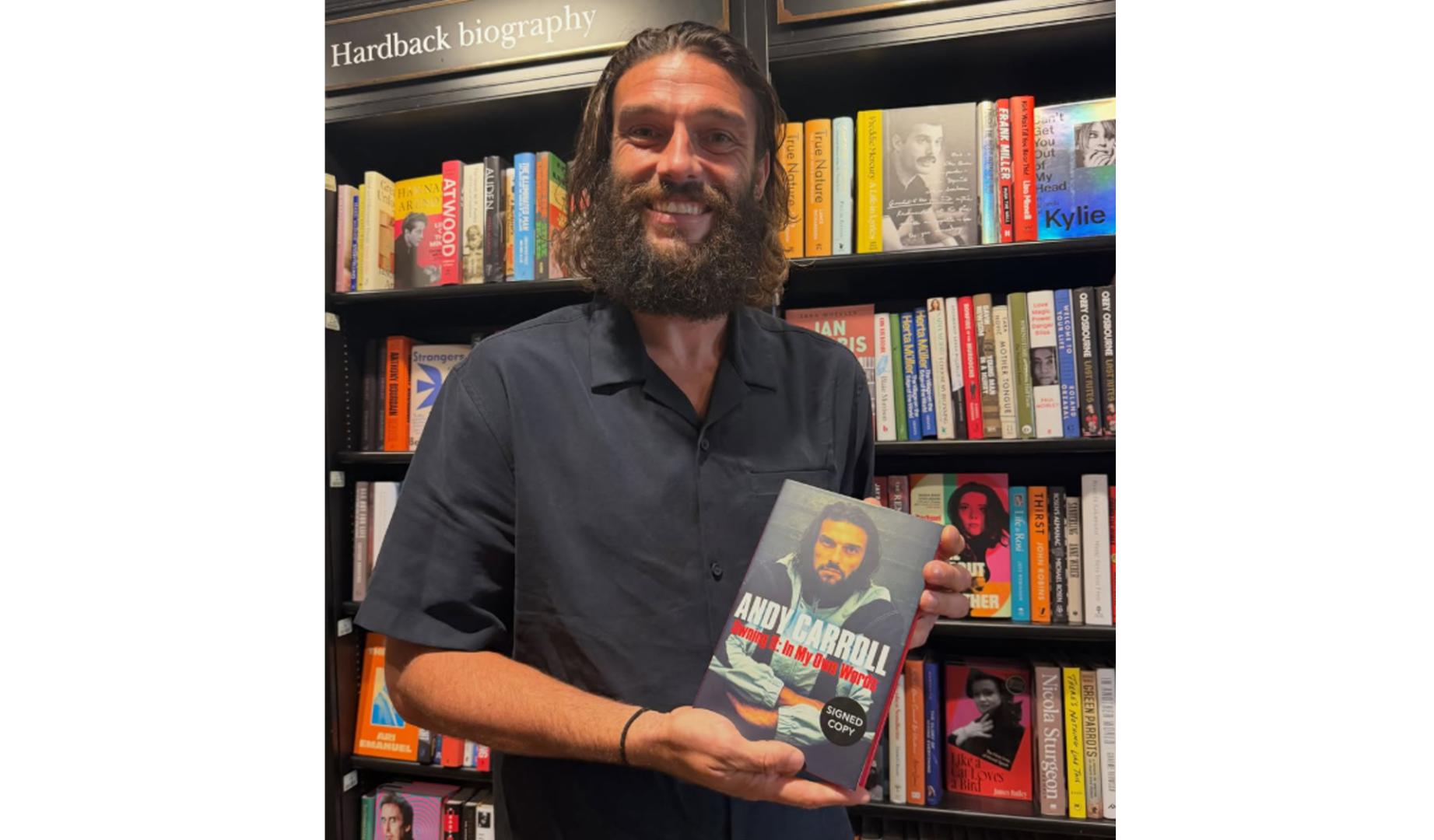 Andy Caroll sostiene su biografía