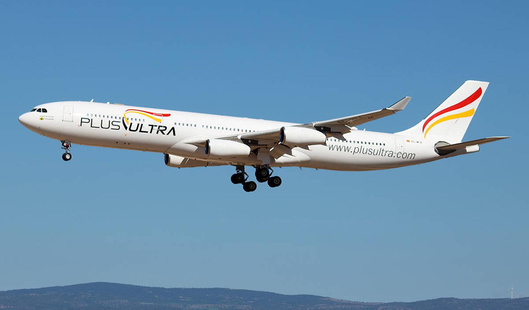 Un avión de Plus Ultra con el tren de aterrizaje desplegado