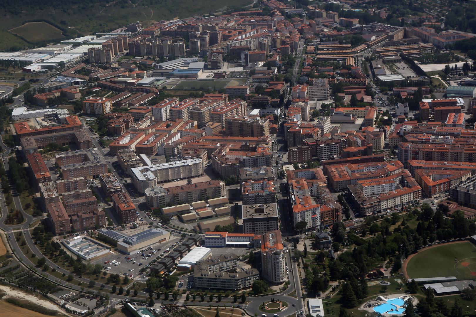 *A: JOSE CARLOS CORDOVILLA *F: 10-06-2015 *P: *L: PAMPLONA *T: FOTO AEREA BURLADA SECTOR E, PARQUE URANGA Y PISCINAS / Vista aérea del casco urbano de Burlada con, abajo de la imagen, el acceso a la localidad por la rotonda de Beloso.