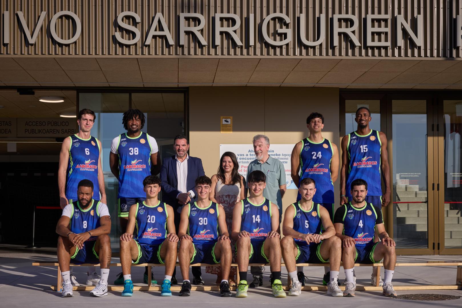 La plantilla del Elaborados Naturales para el curso 2026-27 posa en el polideportivo de Sarriguren.