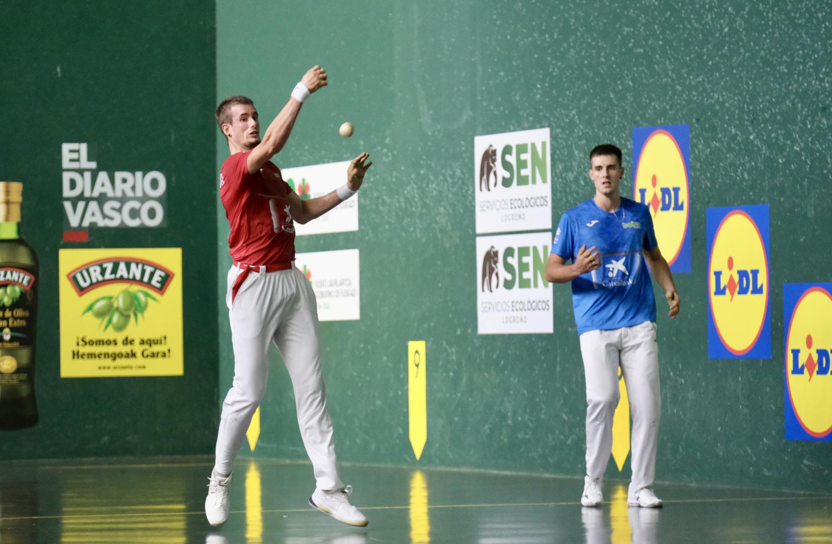 Jon Mariezkurrena le suelta a la pelota en presencia de Iztueta en el Adarraga.
