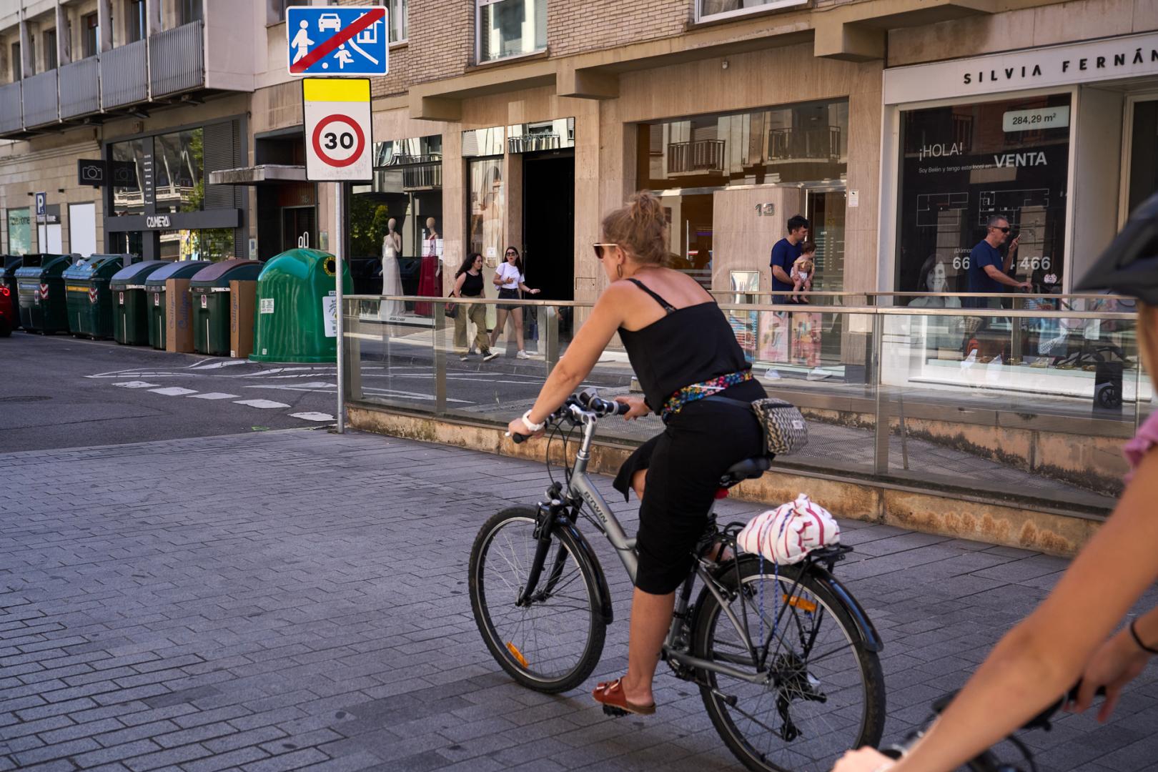 La regulación se implantará en calles donde la velocidad sea 30 kilómetros por hora (o menos) y siempre de único sentido
