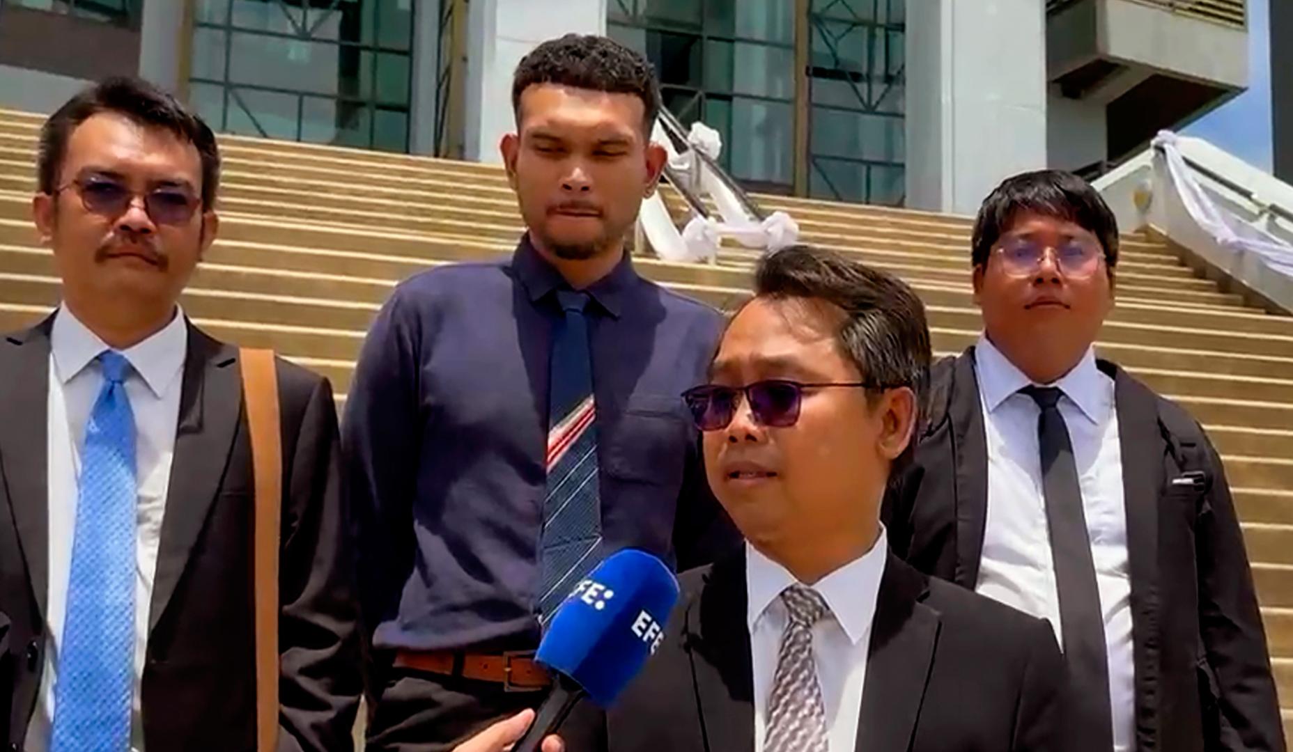 Aphichat Srinuel, abogado de Daniel Sancho, atiende a los medios a las puertas del Tribunal Provincial de Koh Samui, en Tailandia