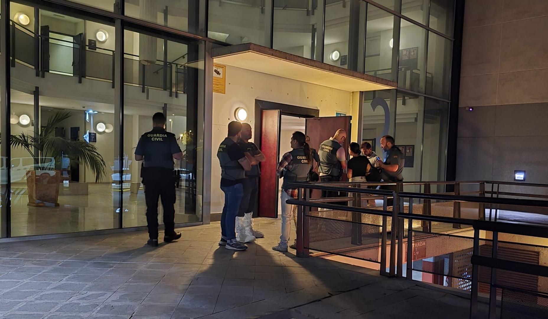 Efectivos de la Guardia Civil a las puertas del apartahotel de Bormujos donde un joven ha sido detenido tras matar presuntamente a puñaladas a una mujer
