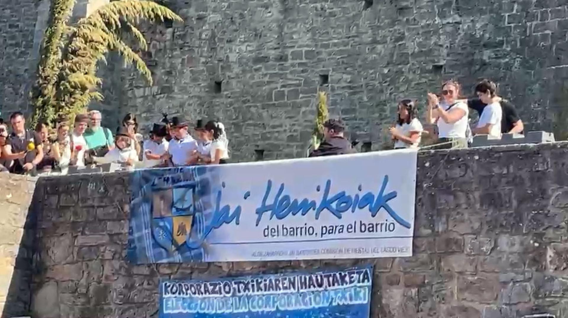 Este viernes, 25 de septiembre, a mediodía ha tenido lugar el chupinazo de San Fermín Txikito a cargo de la Corporación Txiki.