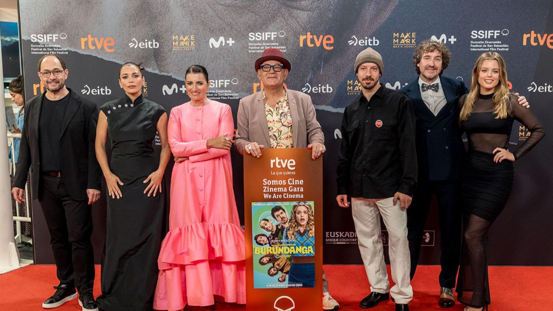 Jose Corbacho junto al equipo artístico de 'Burundanga'