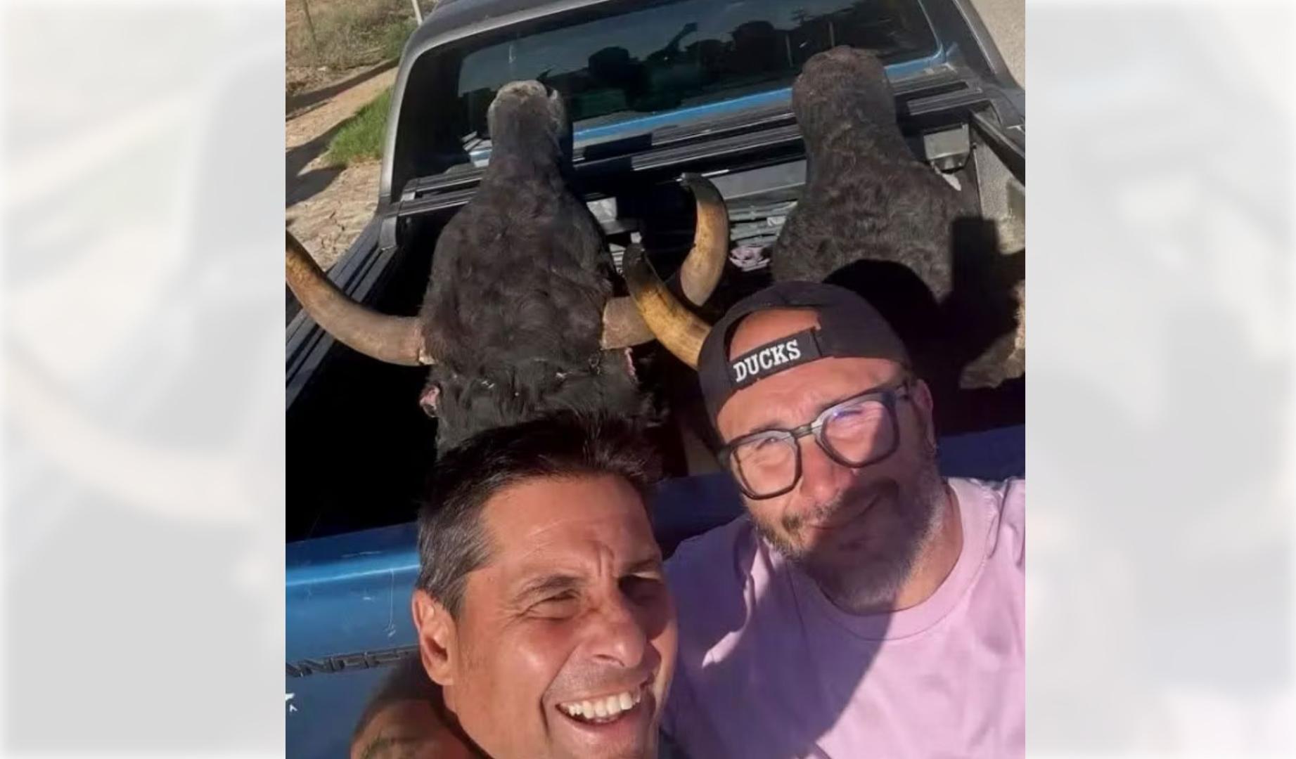 Imagen compartida por Fran Rivera en Instagram posando junto a su hermano Kiko y las cabezas de toro de Paquirri