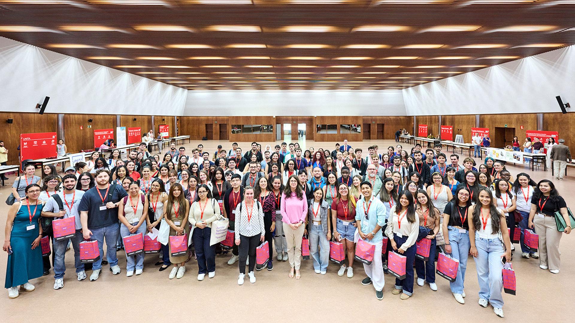El nuevo alumnado de máster de la UPNA, con la vicerrectora de Estudiantes, Vida Universitaria y Compromiso Social, Begoña Pérez Eransus