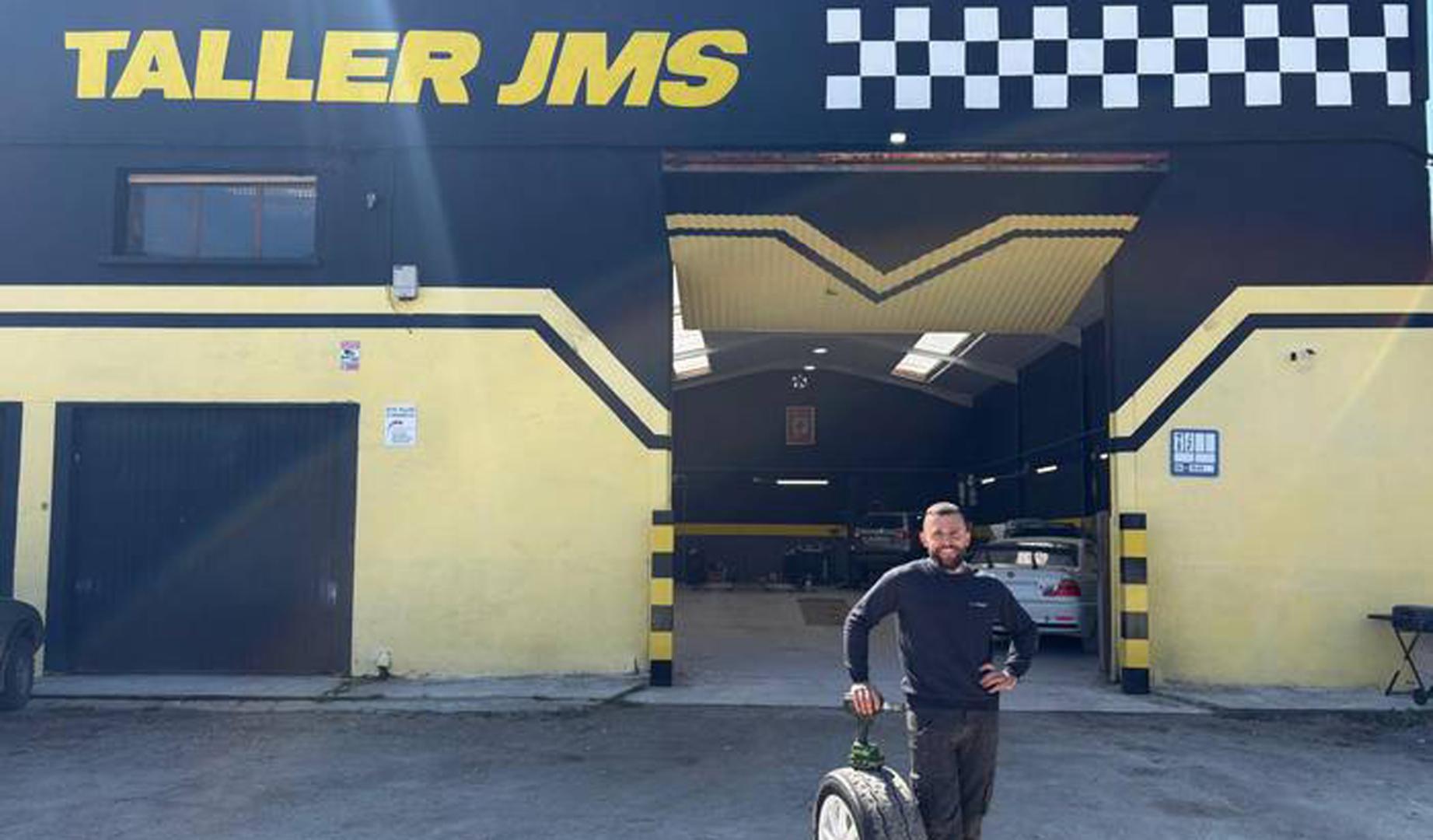 El joven Odei Juango Valera, delante de su taller JMS, abierto este año en Lakuntza junto a una de los accesos a la autovía A-10