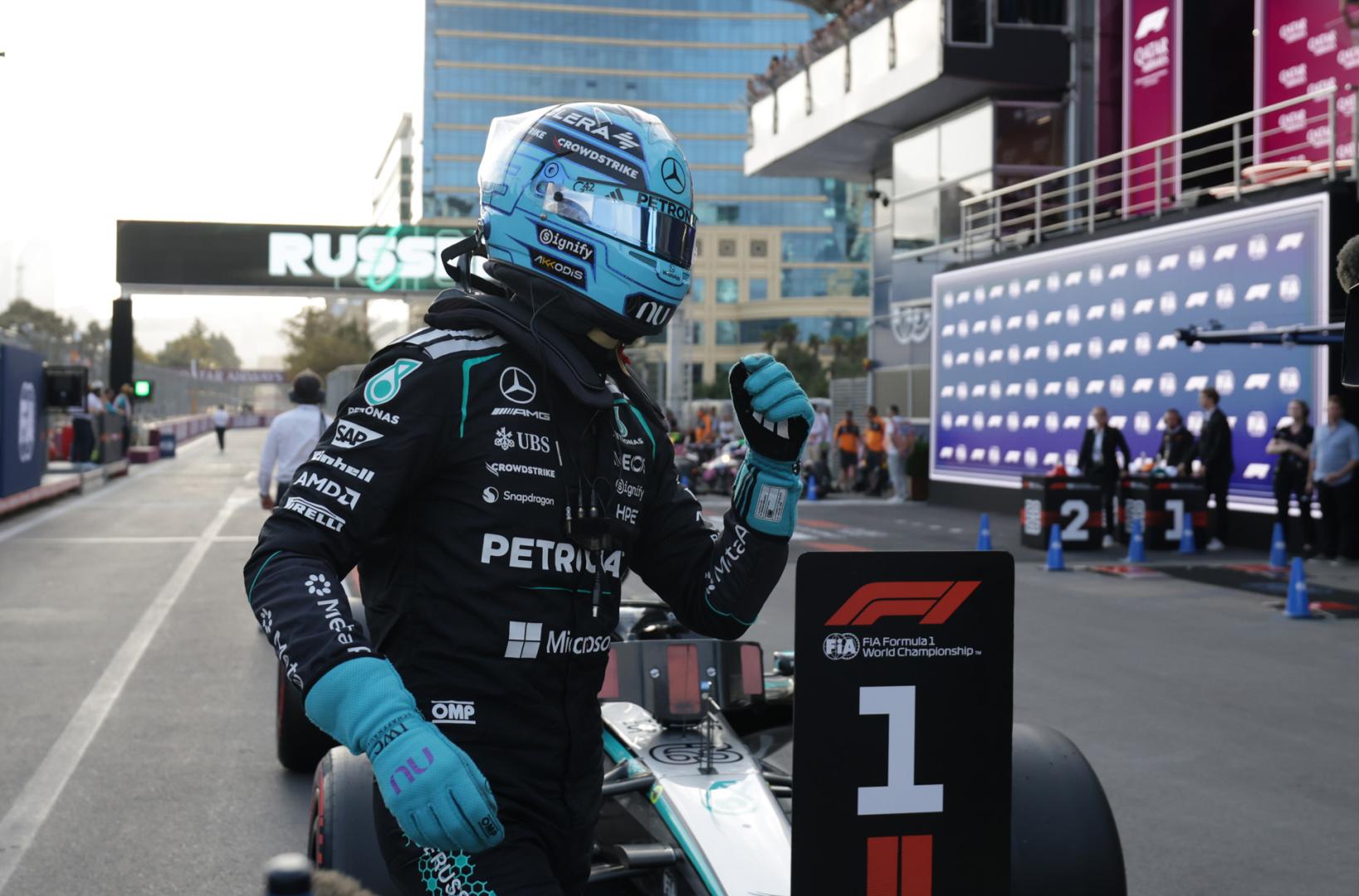 George Russell celebra la 'pole' en el Gran Premio de Azerbaiyán