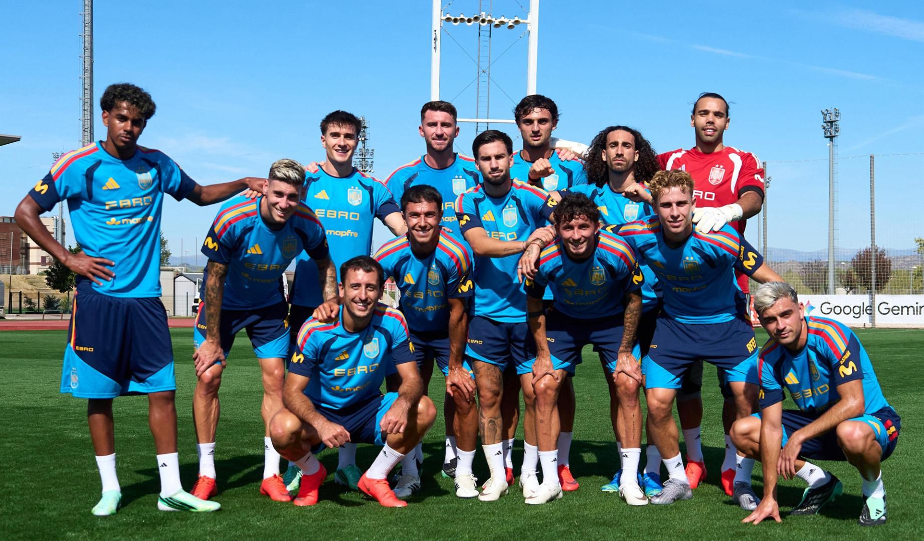 Varios futbolistas de la selección española tras un entrenamiento reciente