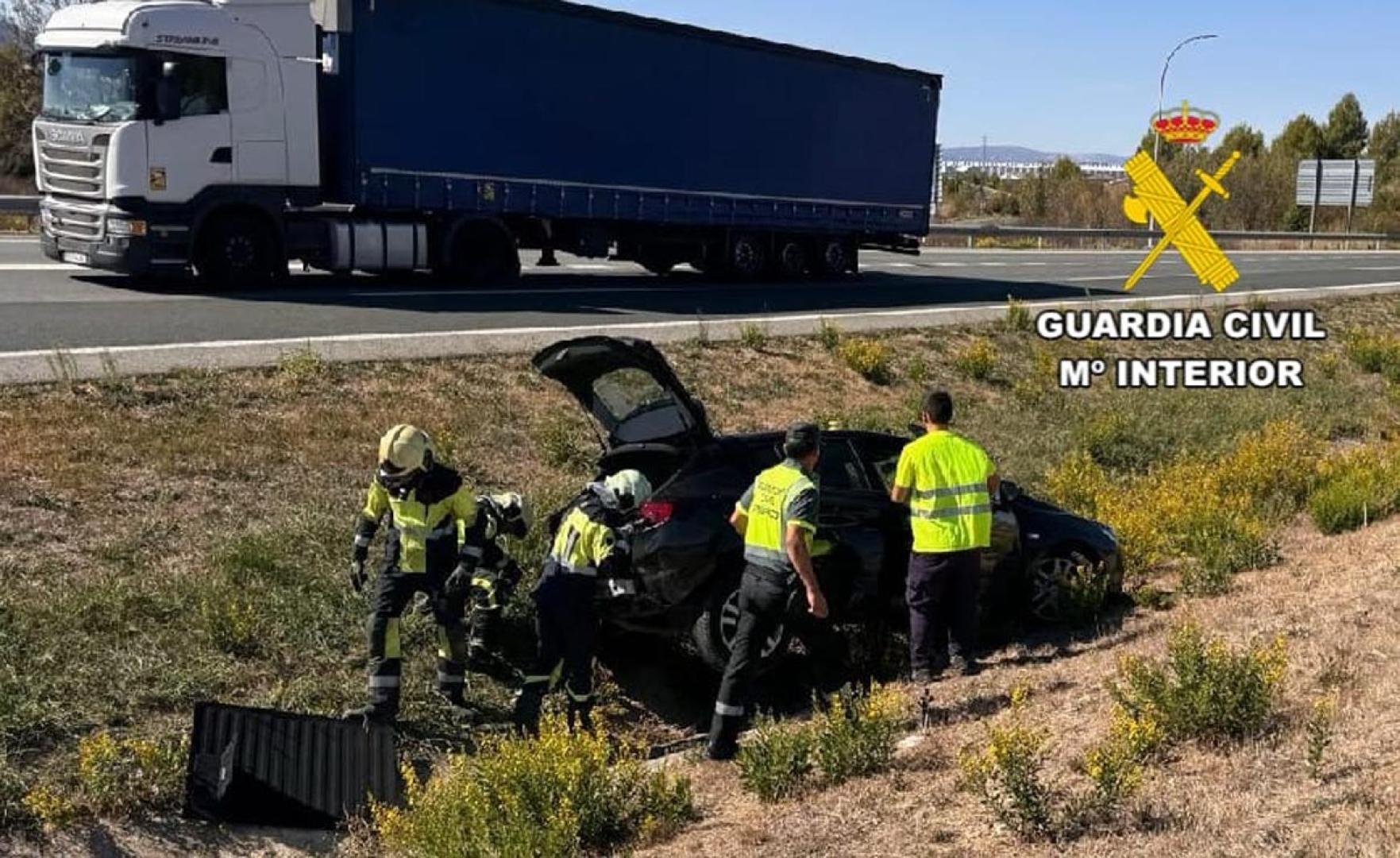 Uno de los turismo se ha salido de la vía tras la colisión por alcance