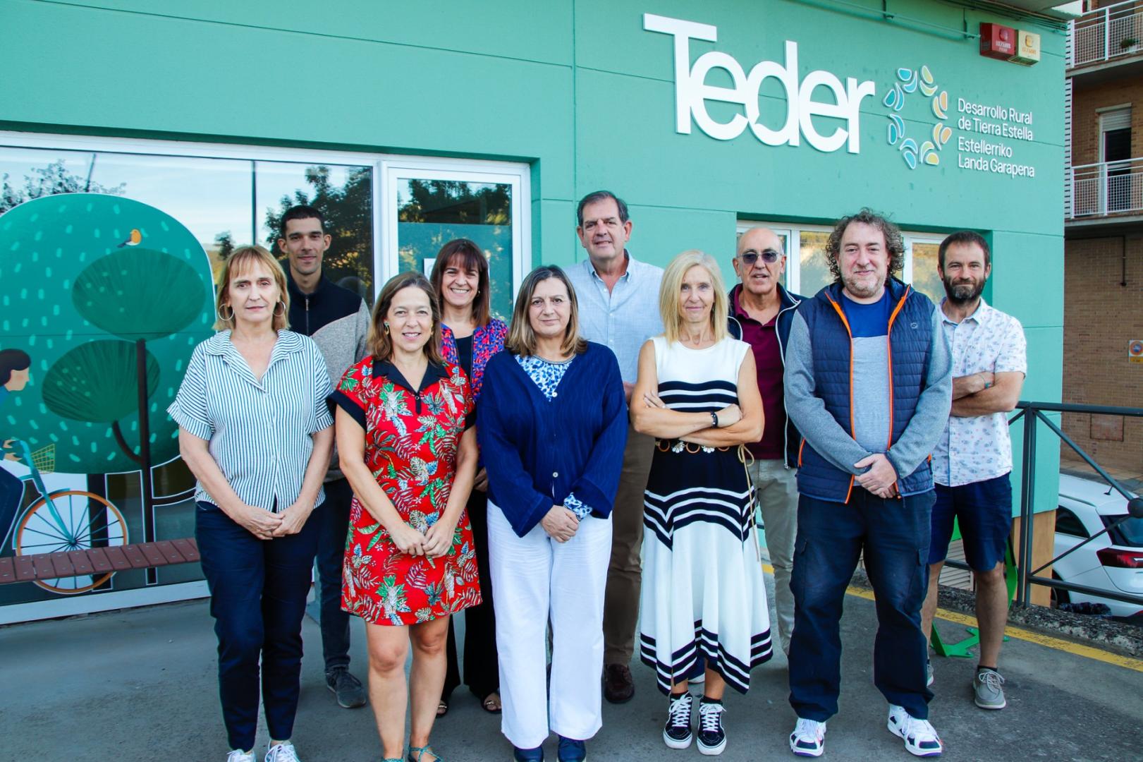 El equipo de Teder en el exterior de su sede de Zalatambor de Estella.