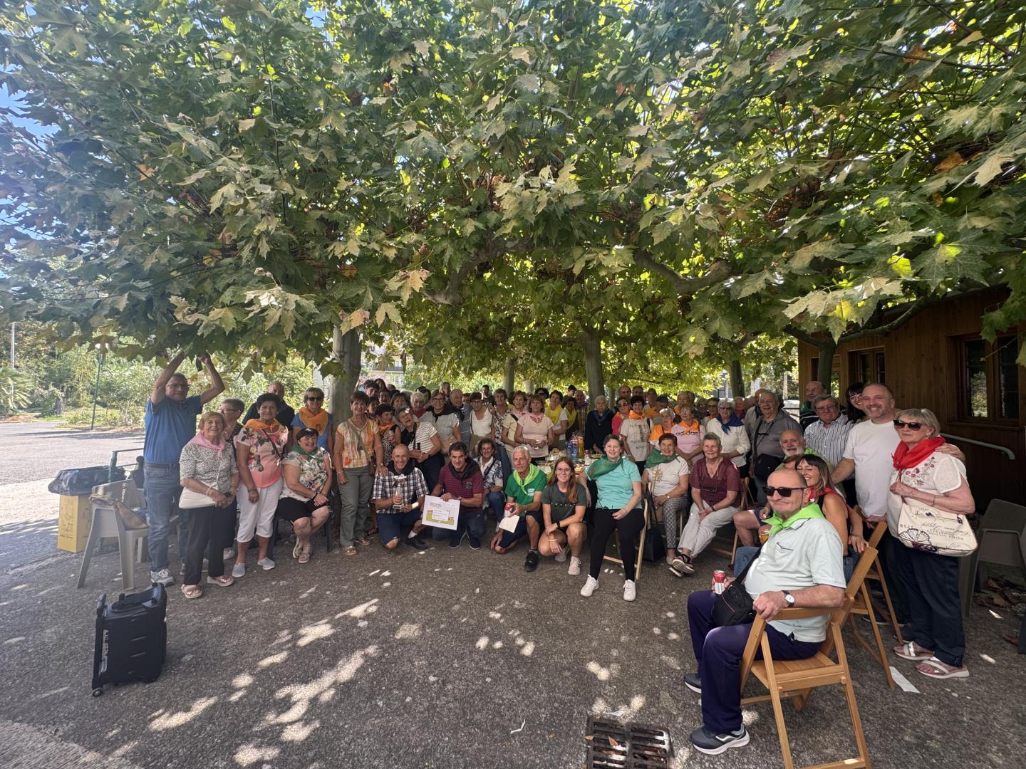 Participantes en las peculiares olimpiadas celebradas este 25 de septiembre en los jardines de San Jerónimo, en Estella.