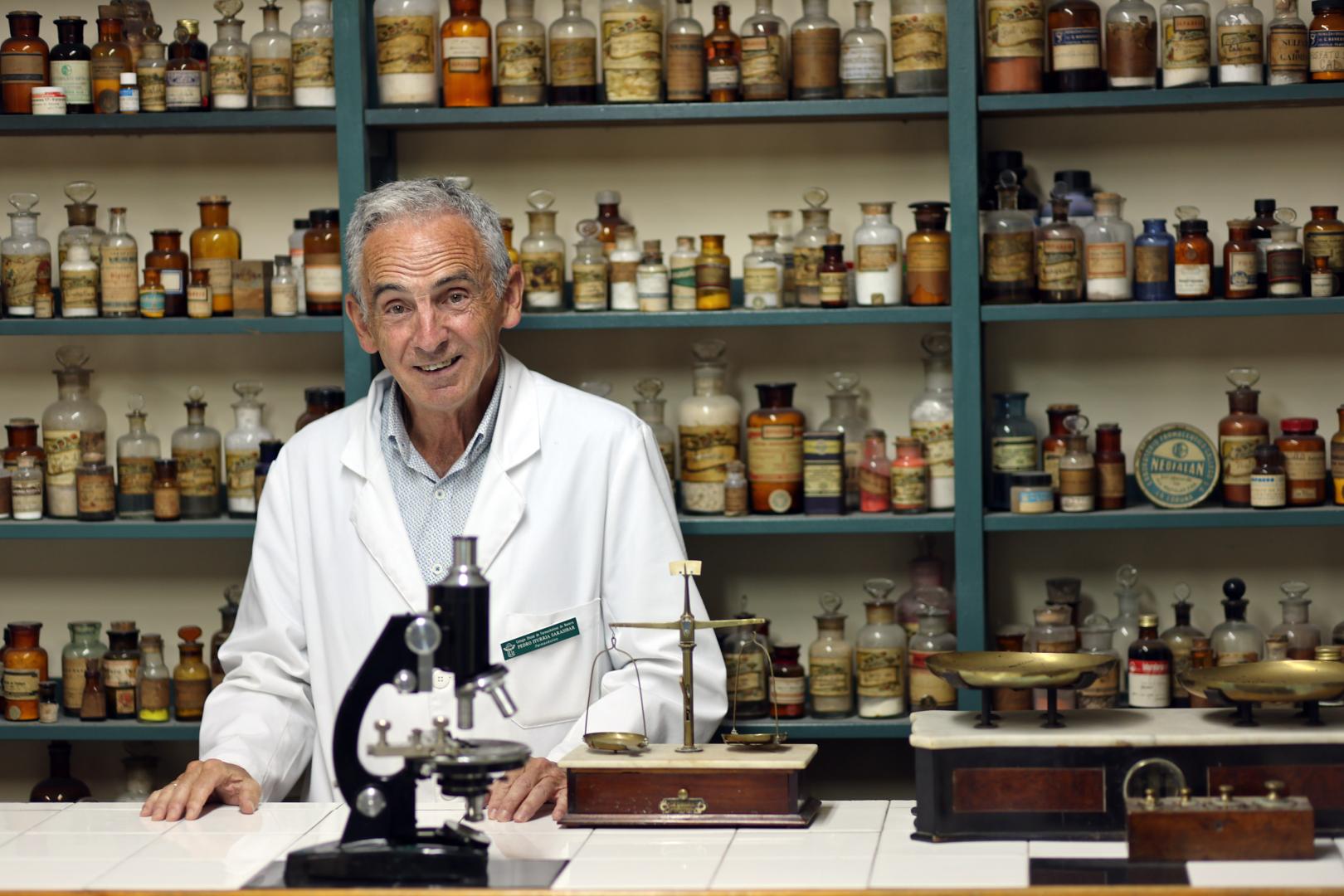 Pedro Iturria, farmacéutico en la botica de la calle Estafeta 87 de Pamplona