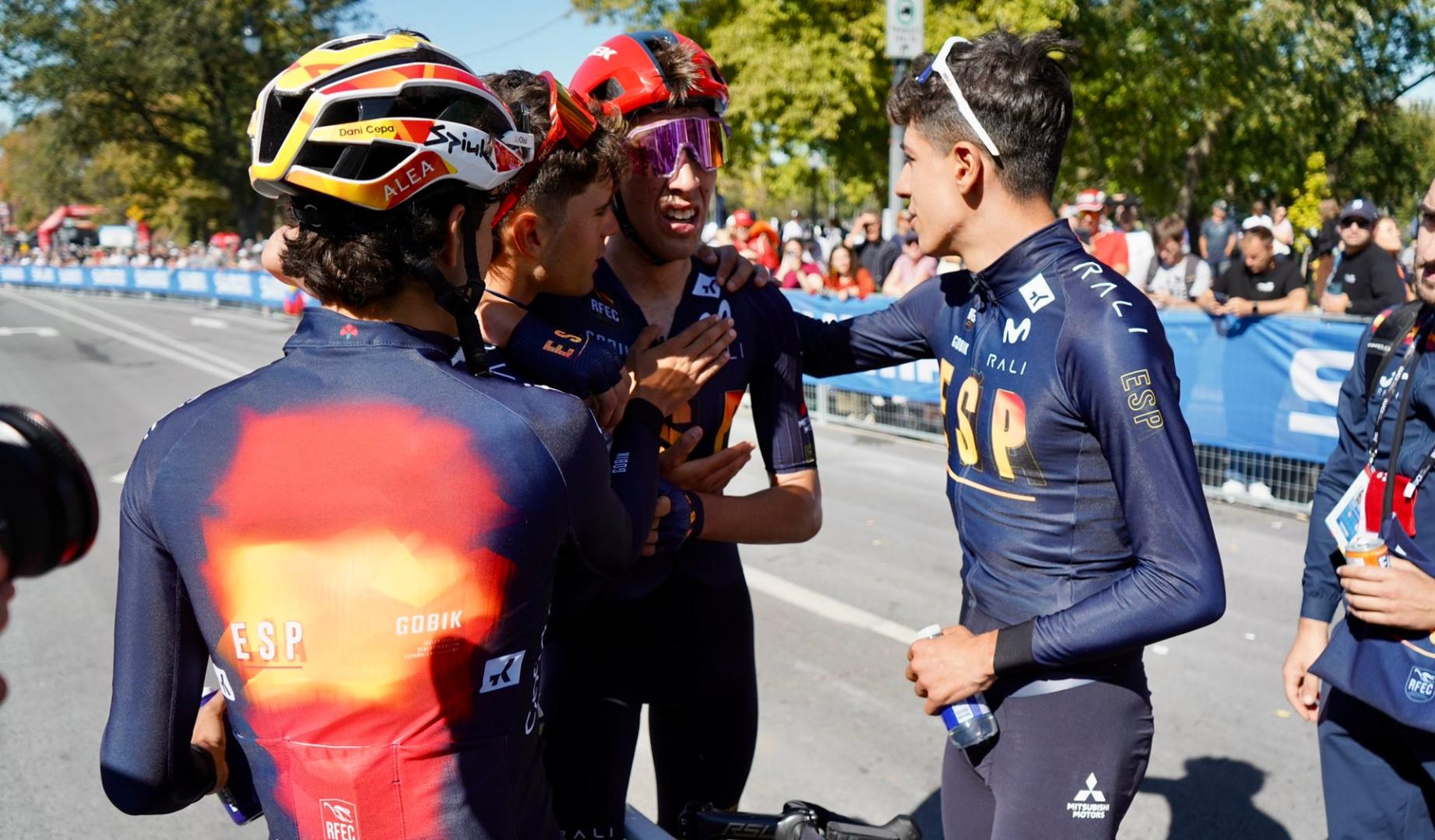 Héctor Álvarez, plata en la prueba de ruta sub-23, junto al resto de sus compañeros