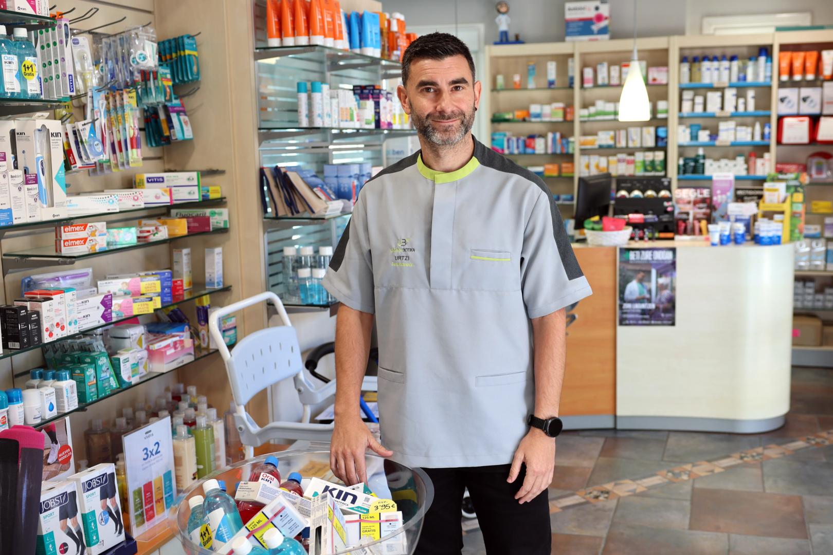 Urtzi Urionabarrenetxea en su farmacia de Urdiain.