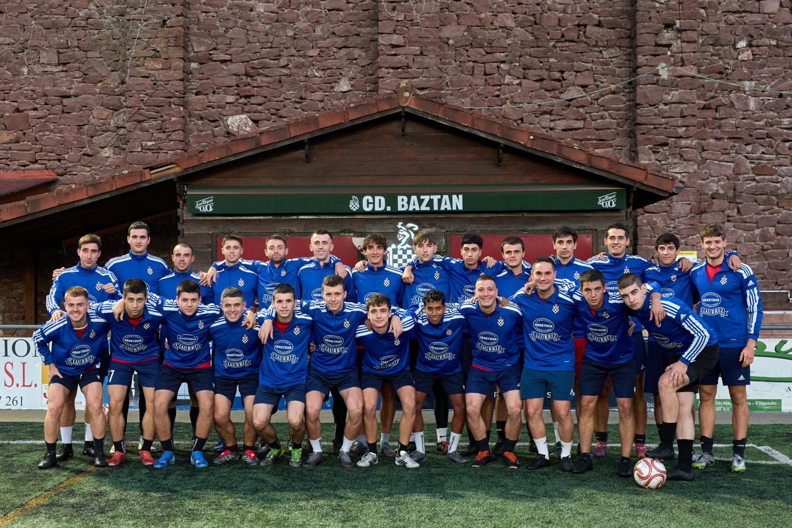La plantilla y el cuerpo técnico del Baztan posa en Giltxaurdi antes de la sesión del pasado jueves