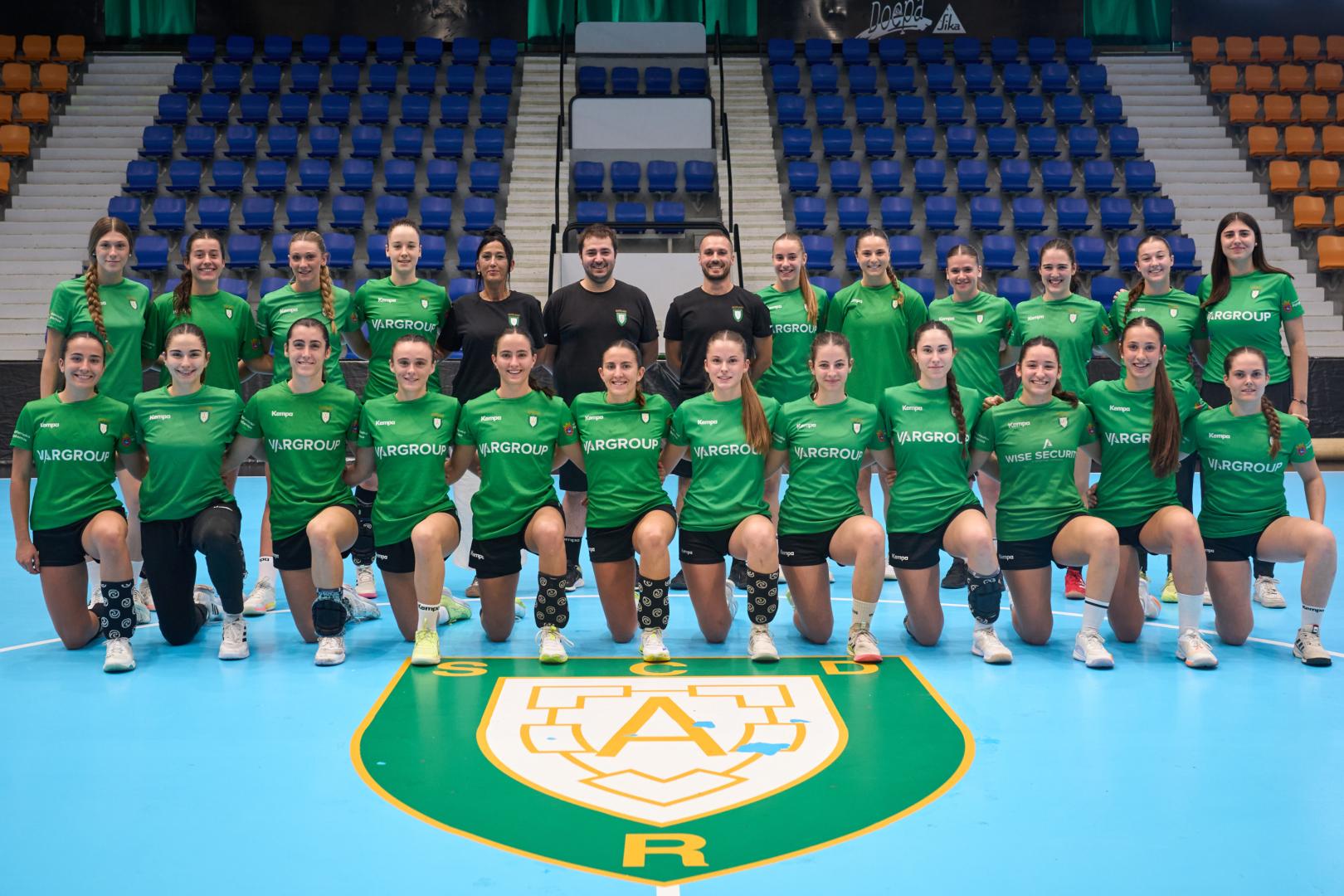 La primera plantilla femenina de Anaitasuna, que afronta desde este sábado 26 su tercera temporada consecutiva en la División de Honor Oro femenina.