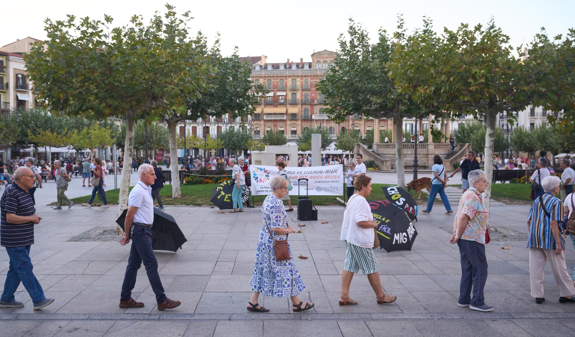 Un momento del Círculo del Silencio, este jueves 24 de septiembre en la plaza del Castillo de Pamplona