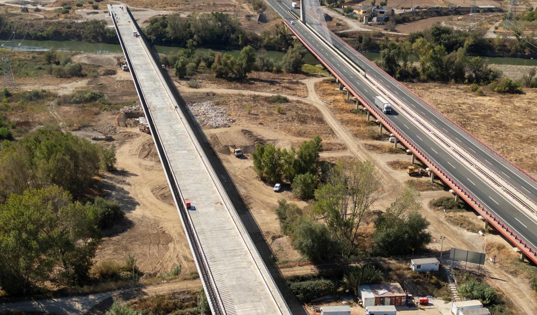 Imagen del viaducto del Tren de Alta Velocidad sobre el Ebro, a la izquierda, con el de la autopista AP-15 a su lado