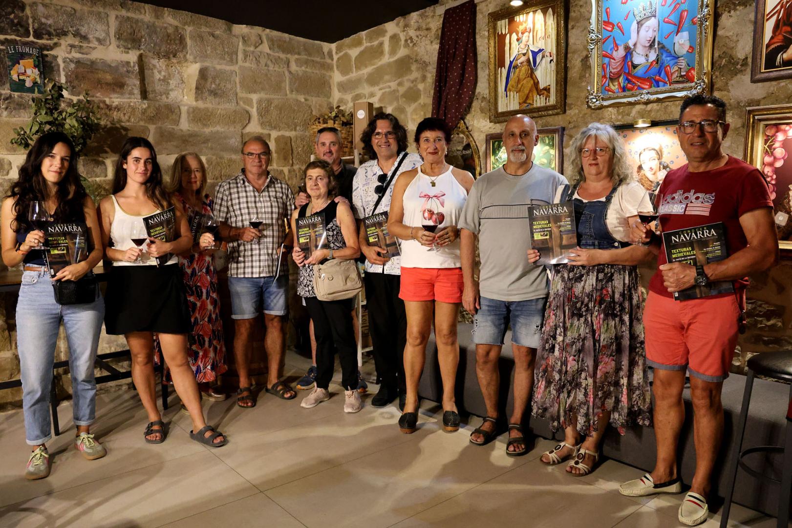 Los participantes en la visita guiada y la cata con la que se presentó en Olite el nuevo número de Conocer Navarra