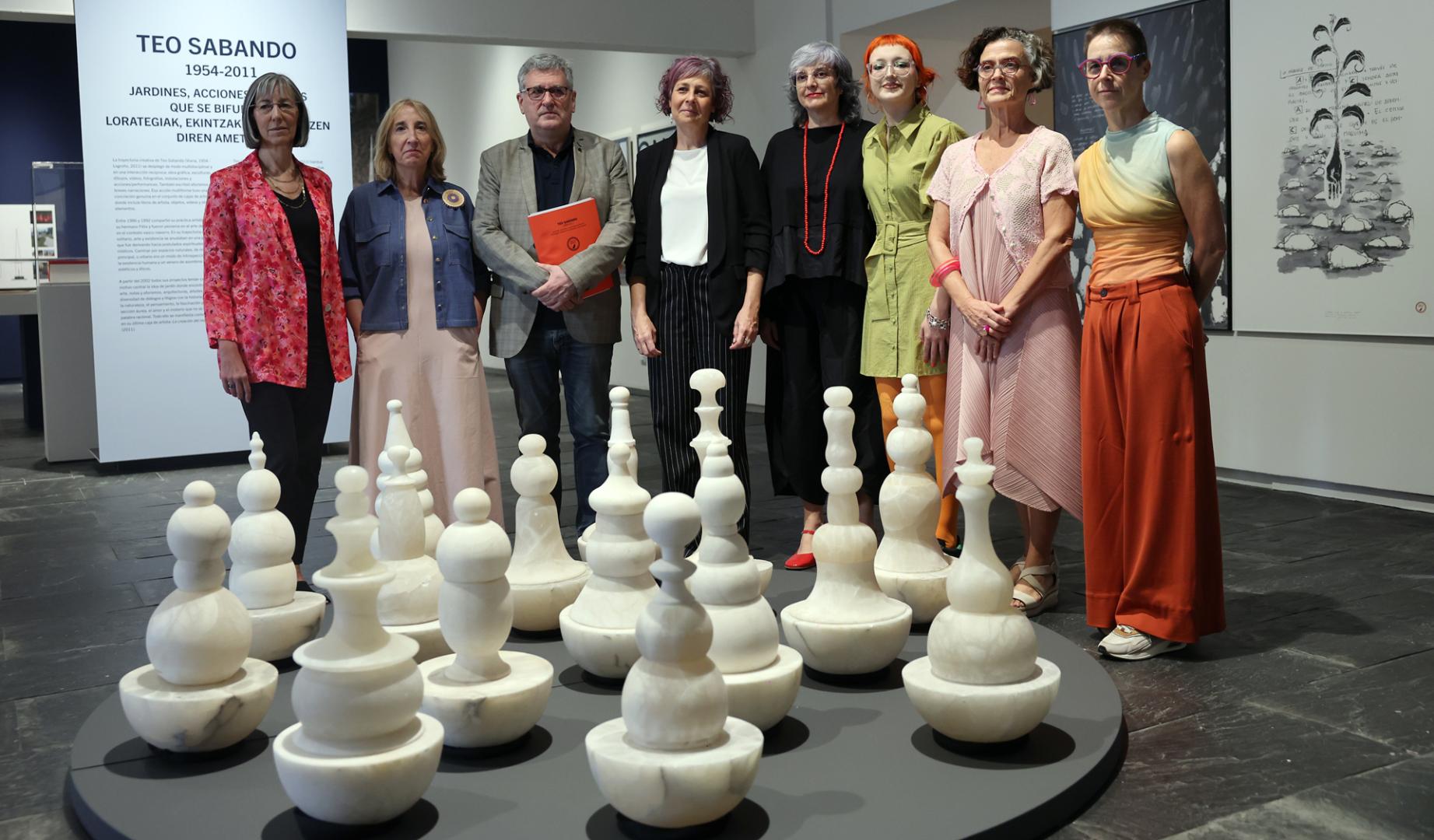 Susana Azofra (de negro y con collar rojo) y Marina Sabando, junto a Fernando Golvano, Rebeca Esnaola y Mercedes Jover. Delante, ‘El color blanco se esparce sobre la furia’