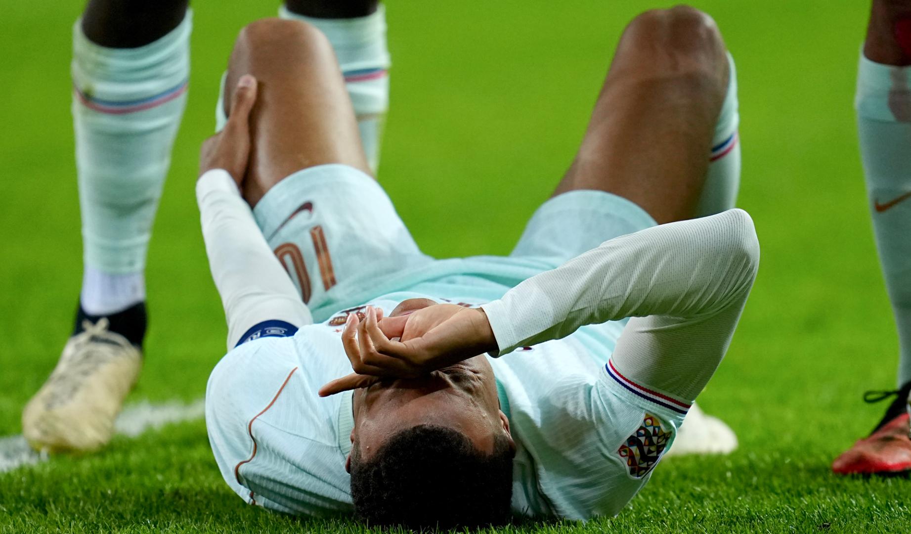 El delantero Kylian Mbappe se retiró lesionado durante el Francia-Turquía