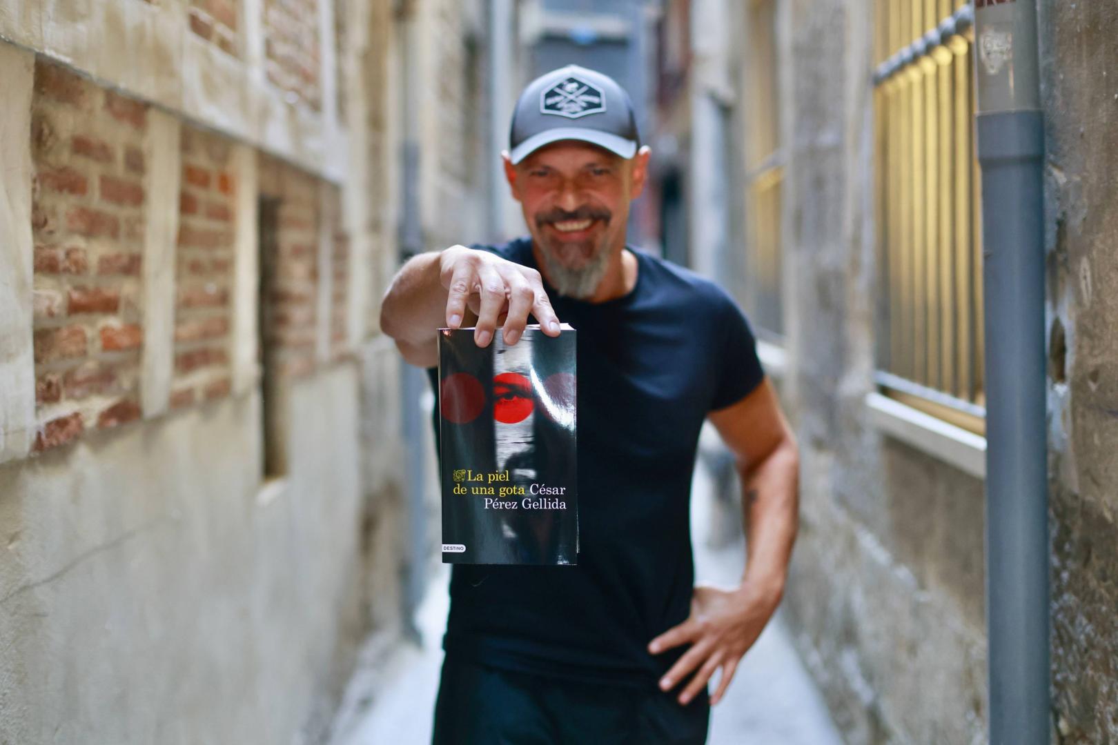 'La piel de una gota' es la novela número dieciséis que firma César Pérez Gellida. Casi toda su producción ha sido del género negro