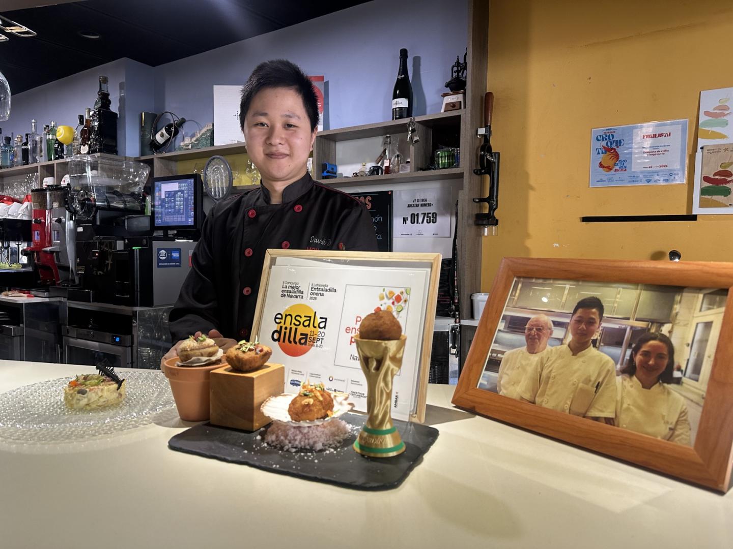 David Zhu, en el Bar Restaurante Monjardín con algunas de sus tapas y pinchos.