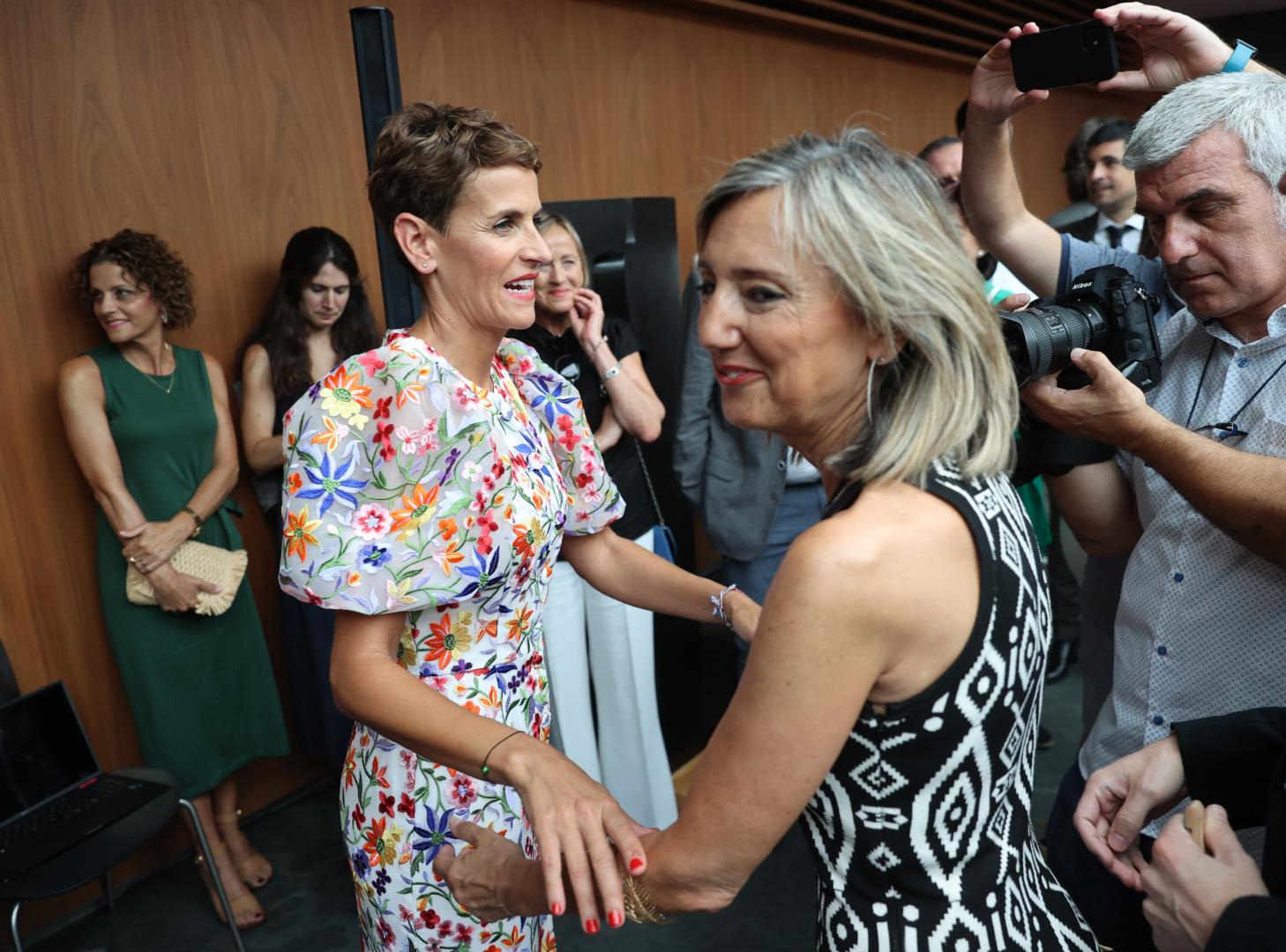 María Chivite (PSN) y Cristina Ibarrola (UPN), saludándose en 2023 con motivo de la investidura de la primera