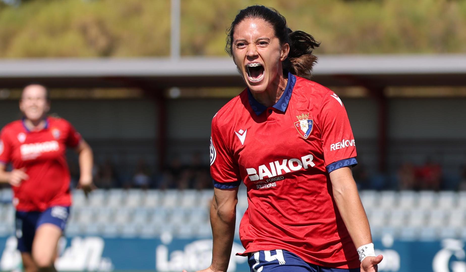 Nora de Torres celebra su gol desde el punto de penalti