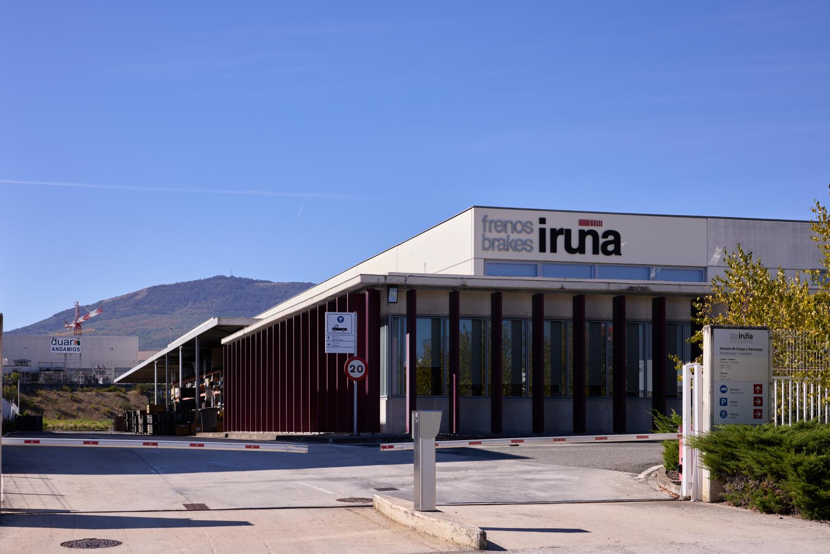 Exterior de Frenos Iruña, en el polígono Comarca 2 de Barbatain
