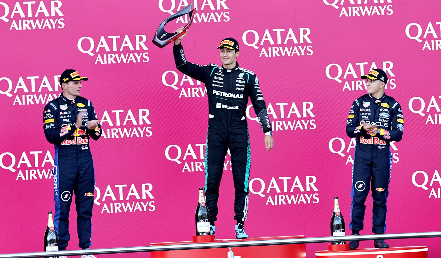 Podio del GP de Azerbaiyán con el vencedor George Russell (centro) Max Verstappen segundo (izda.) e Isack Hadjar, tercero (dcha.)