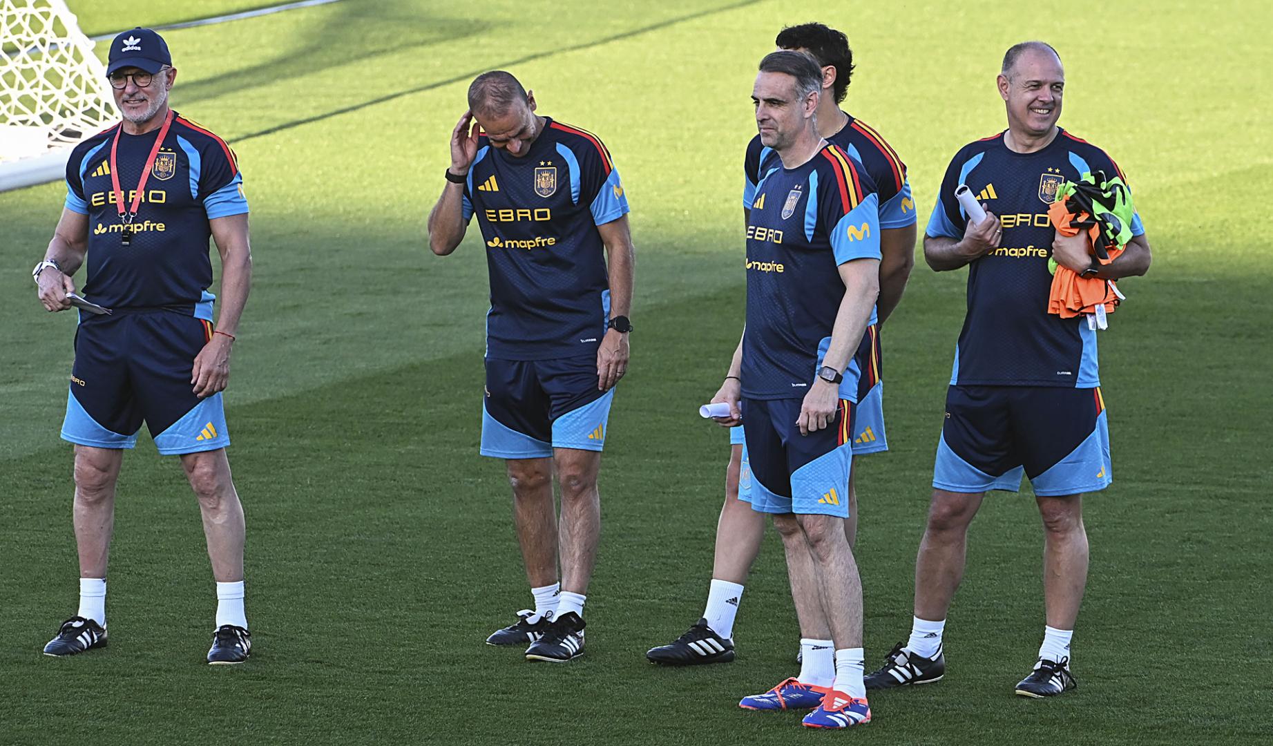 El seleccionador español, Luis de la Fuente (i), junto su equipo durante un entrenamiento en Las Rozas
