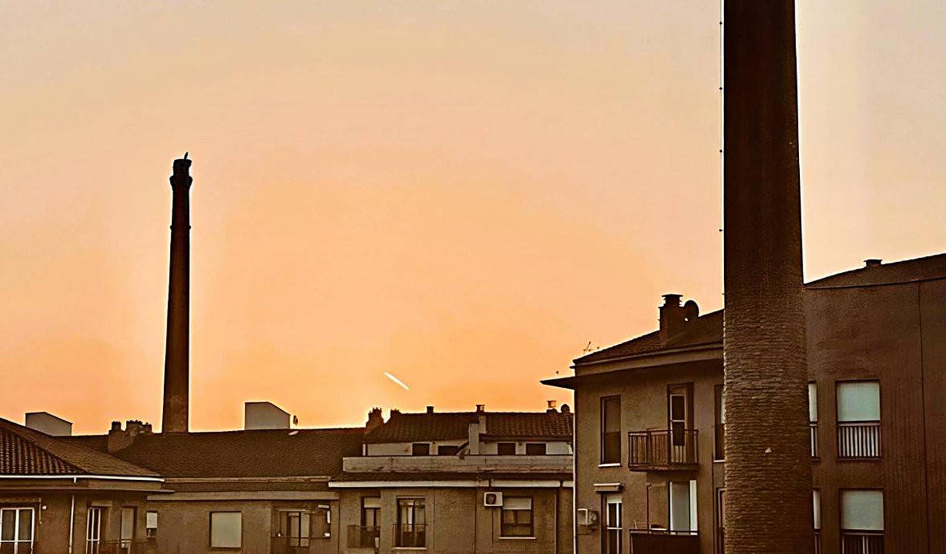 Dos de las emblemáticas chimeneas de San Adrián que forma parte de la ruta.