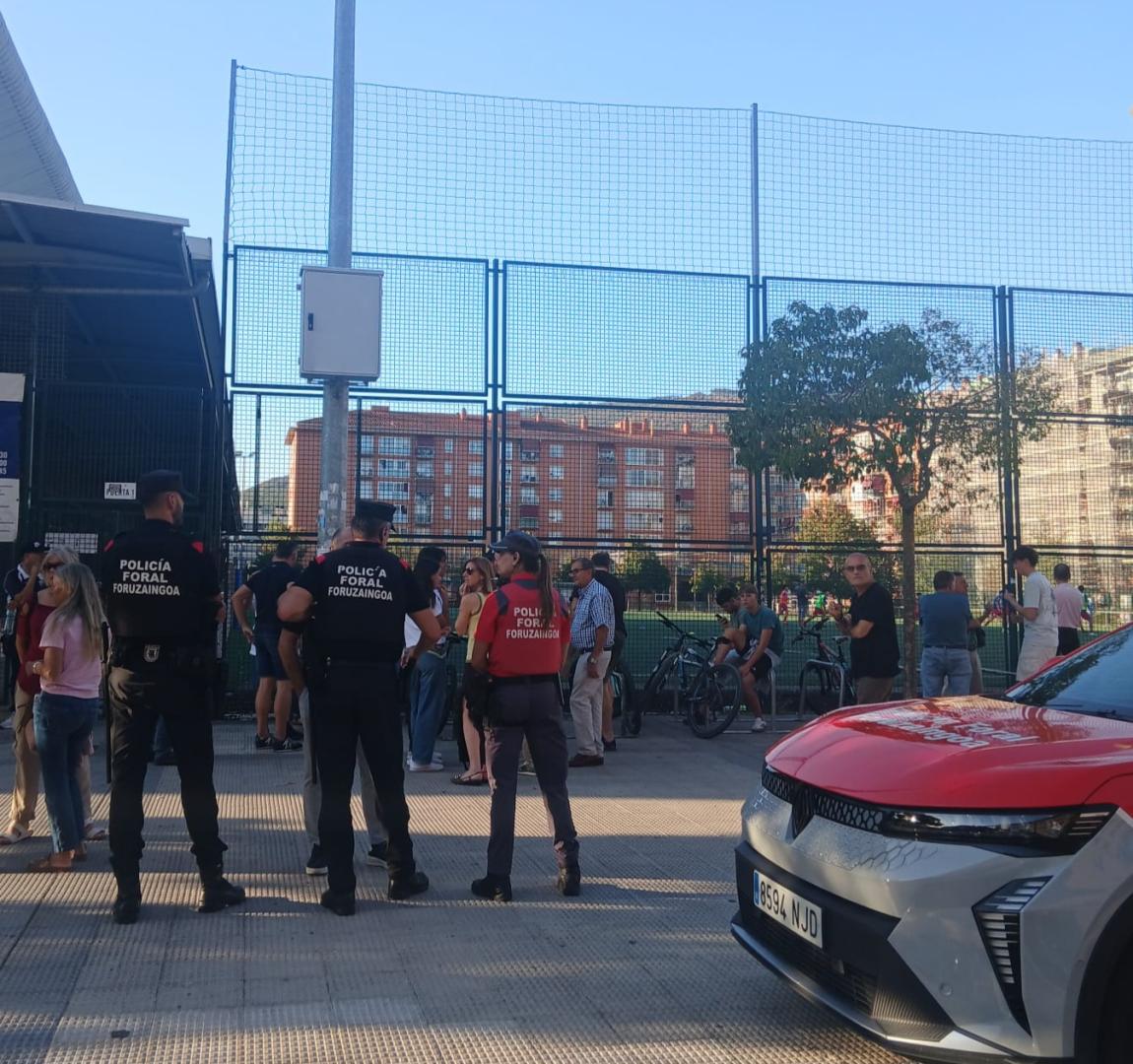 Agentes de la Policía Foral, durante la intervención