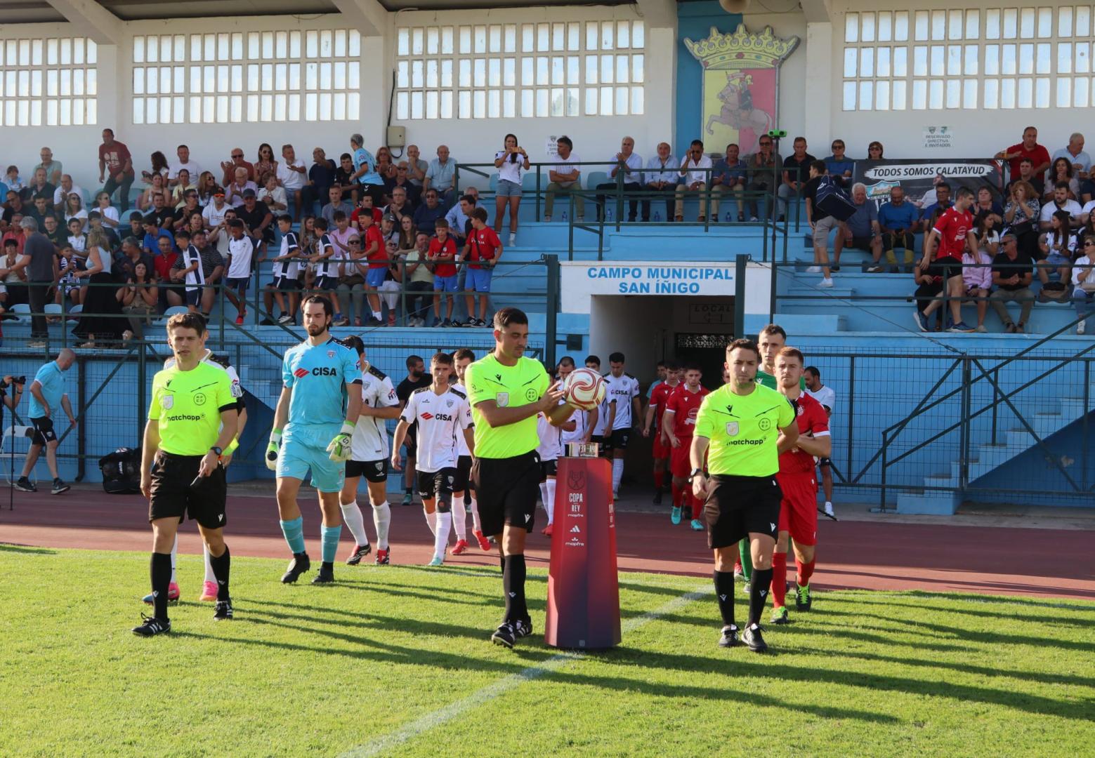 Los jugadores del Baztan saltan al campo junto al equipo arbitral y los del Atlético Calatayud