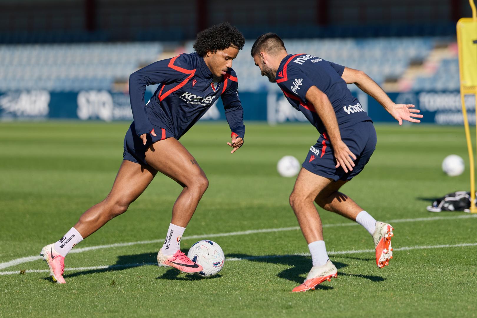 A: J.P. Urdíroz F: 25-08-2026 P: Valentin Rosier, Romain del Castillo. L: Pamplona. Instalaciones del C.A. Osasuna en Tajonar. T: Fútbol. Entrenamiento de algunos jugadores durante el parón UEFA.